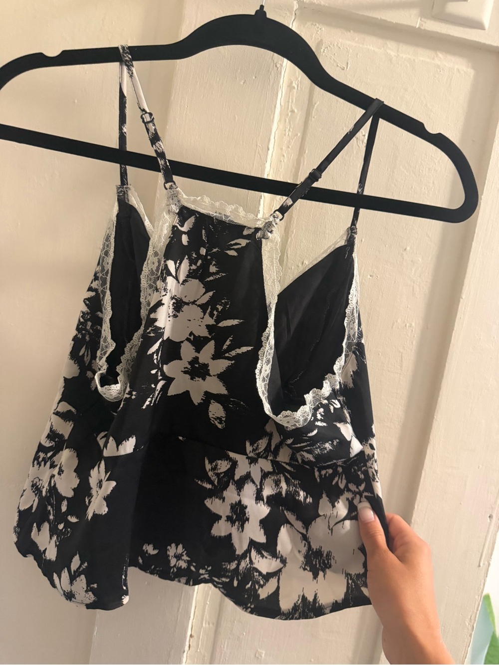 American Eagle Outfitters Black and White Floral Lace-Trim Cami Top - Picture 2 of 3